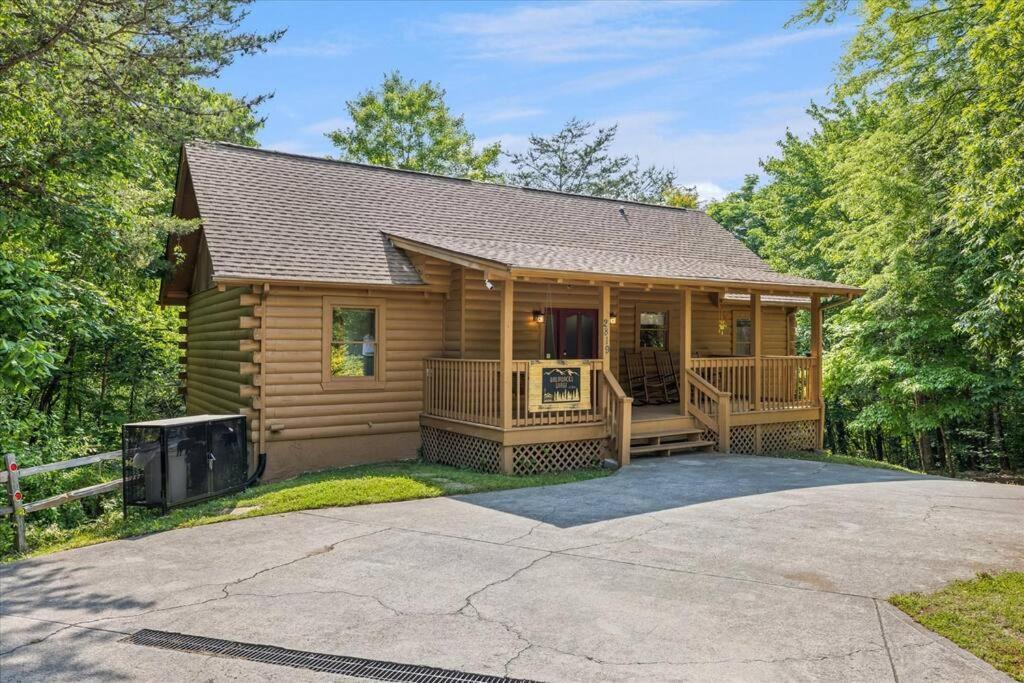 1 Min To The Parkway Spacious Cabin W 3 Suites And Extra Bedroom! Pigeon Forge Bagian luar foto