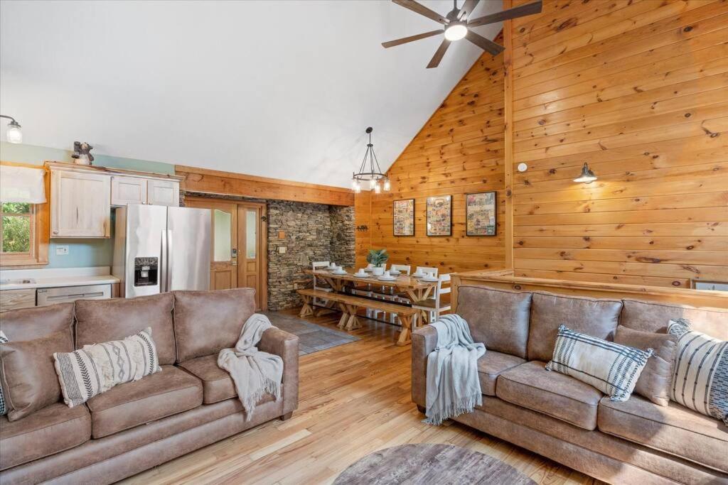 1 Min To The Parkway Spacious Cabin W 3 Suites And Extra Bedroom! Pigeon Forge Bagian luar foto