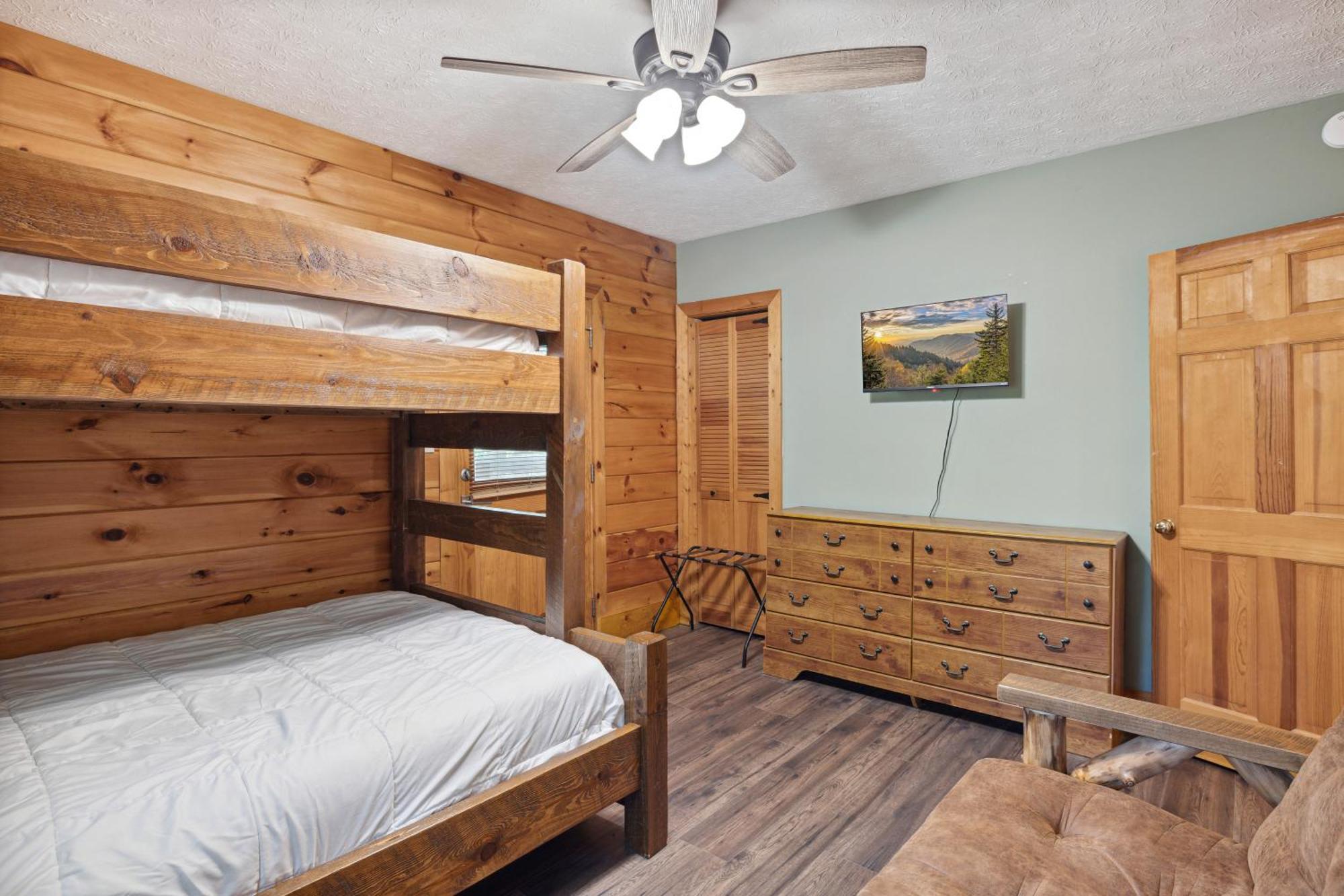 1 Min To The Parkway Spacious Cabin W 3 Suites And Extra Bedroom! Pigeon Forge Bagian luar foto